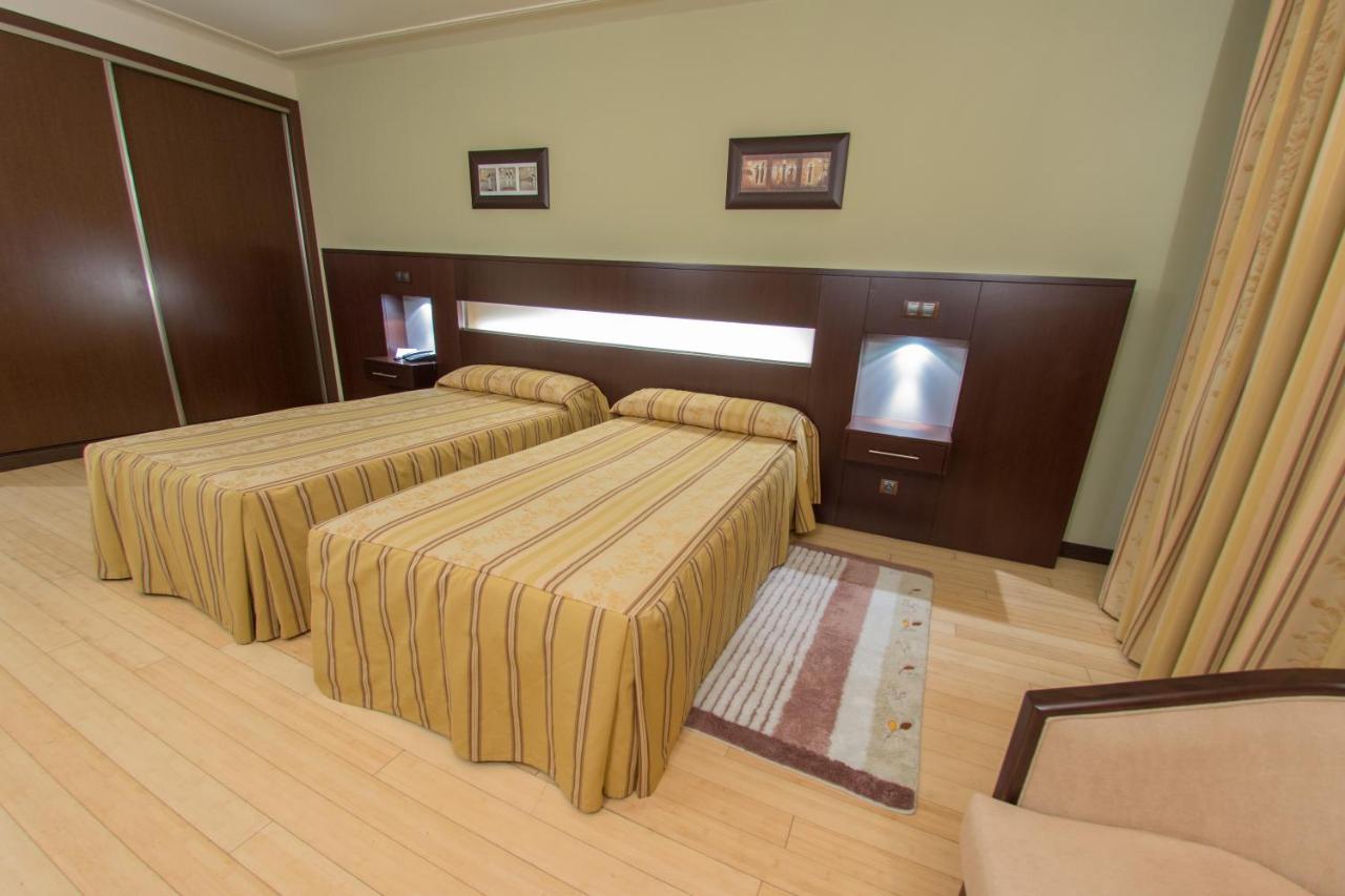 Hotel Los 5 Pinos Madrid Exterior photo